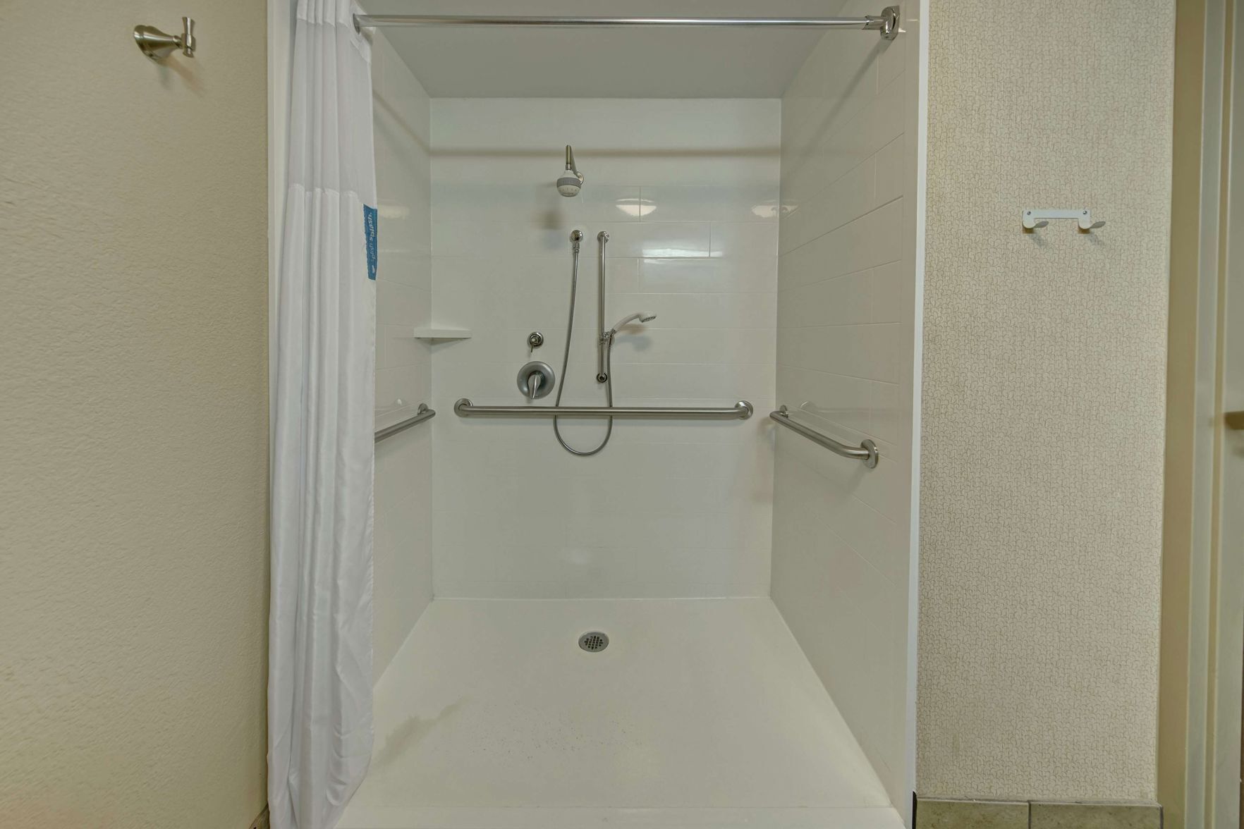Bathroom | Combined shower/tub, free toiletries, hair dryer, towels