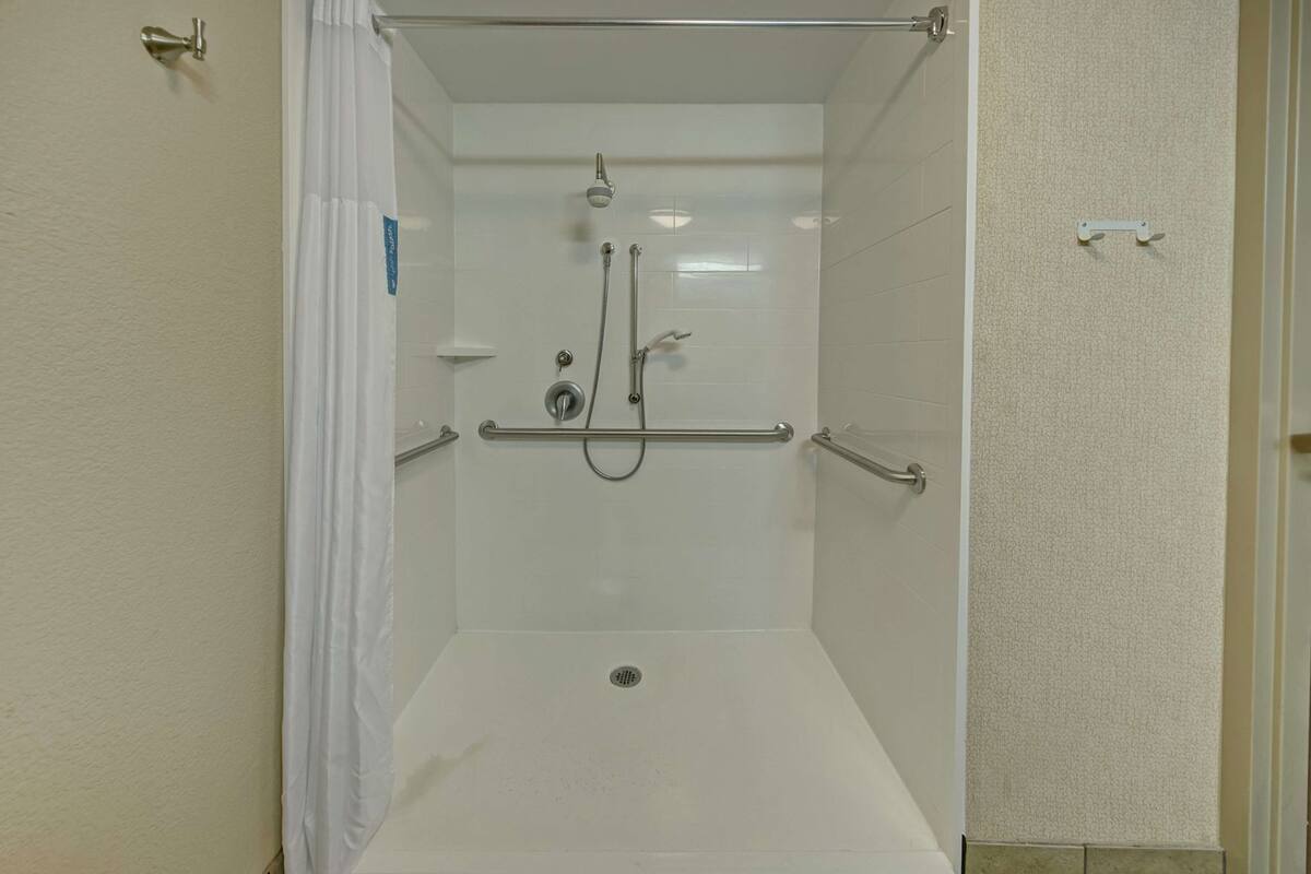Bathroom | Combined shower/tub, free toiletries, hair dryer, towels