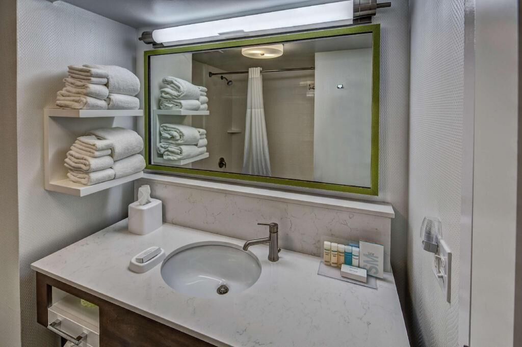 Bathroom | Combined shower/tub, free toiletries, hair dryer, towels