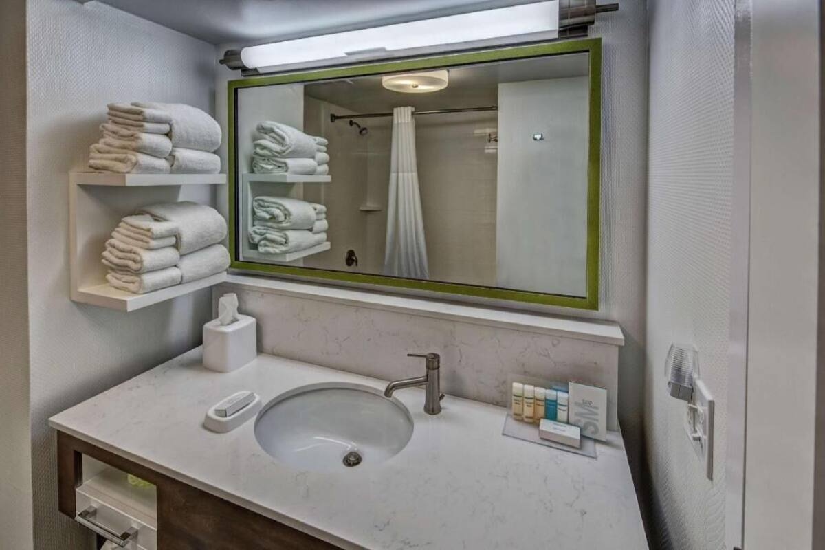 Bathroom | Combined shower/tub, free toiletries, hair dryer, towels