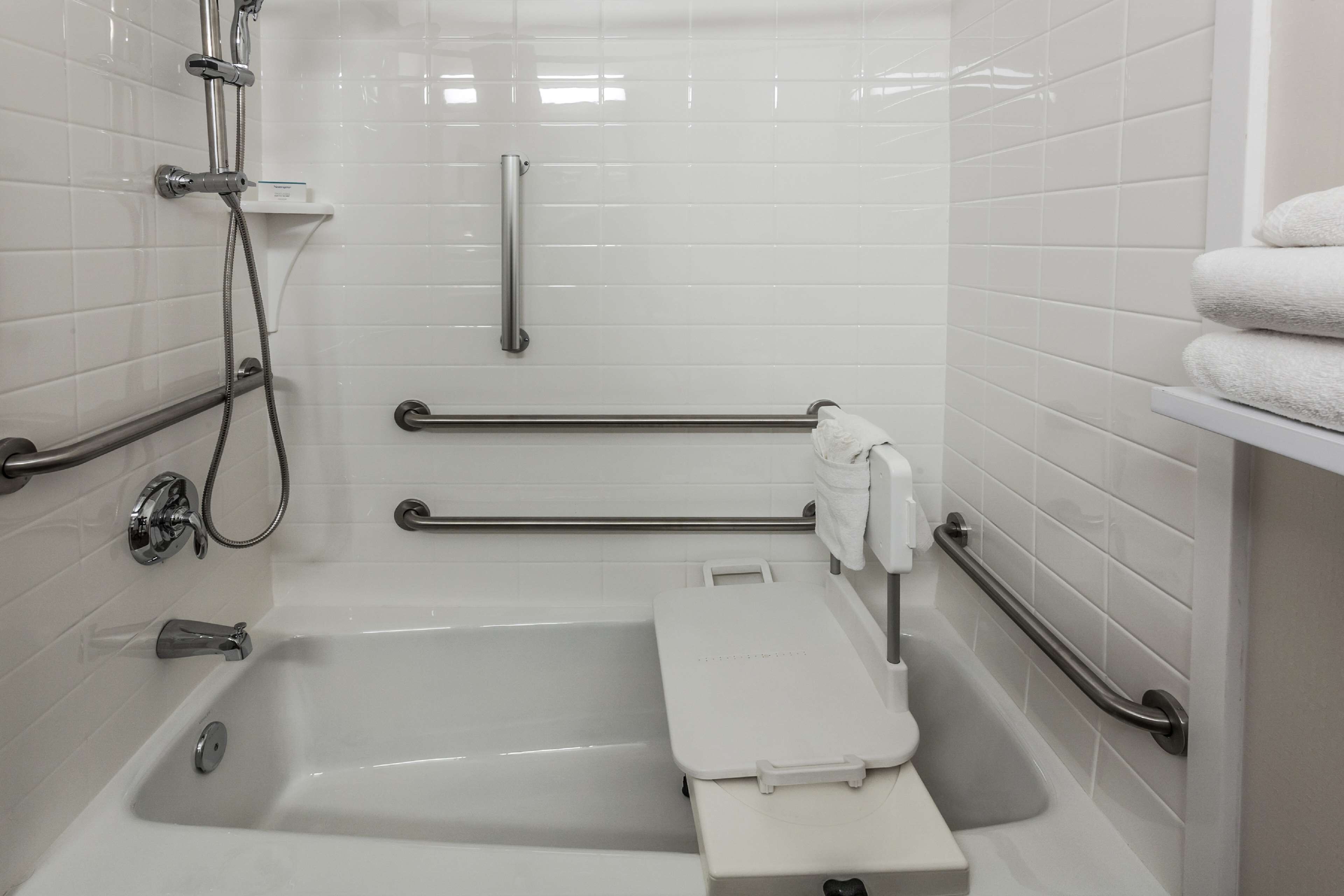 room, accessible, non smoking | bathroom | hydromassage showerhead, free toiletries, hair dryer, towels