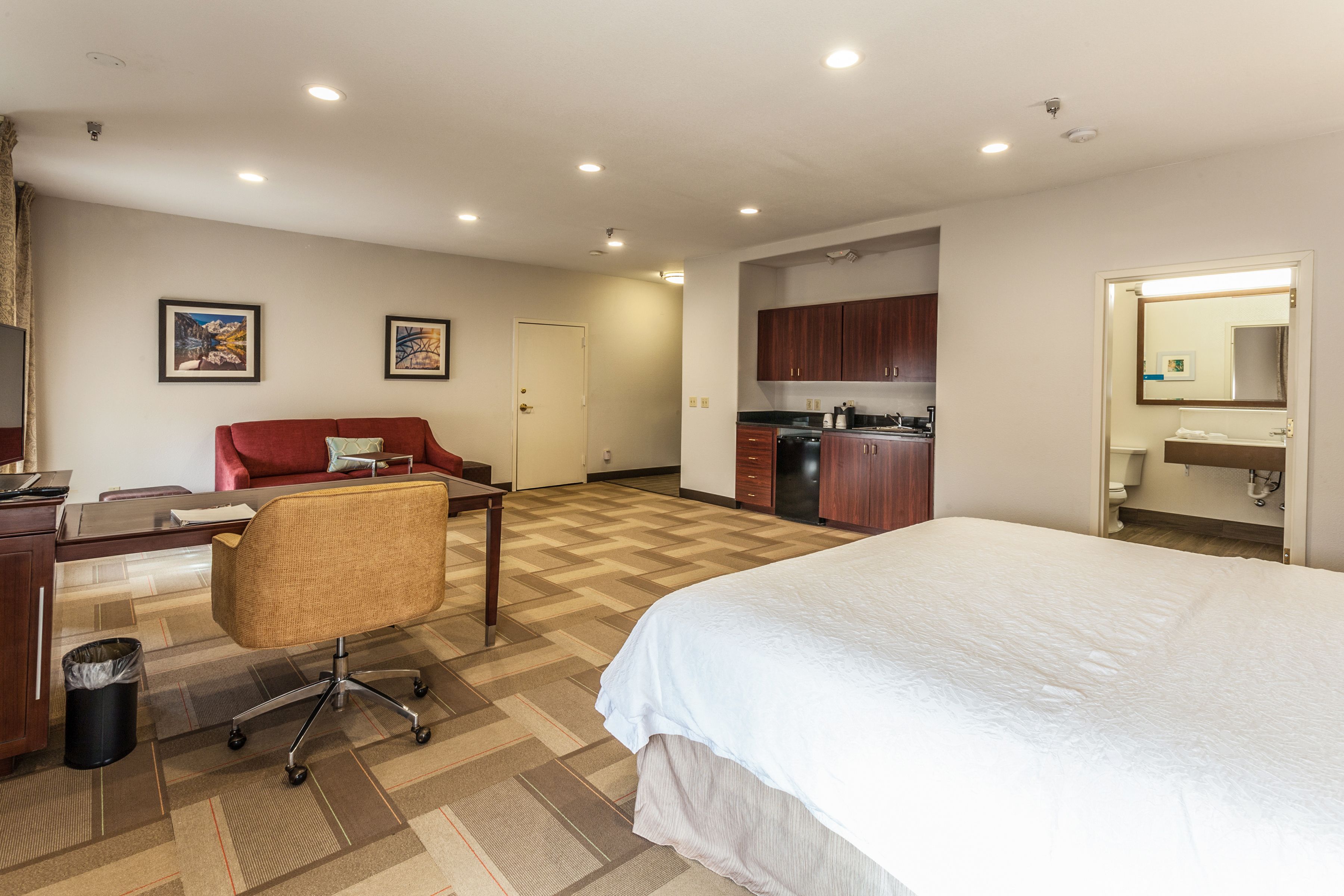 suite, 1 king bed, non smoking | hypo-allergenic bedding, down duvets, in-room safe, desk