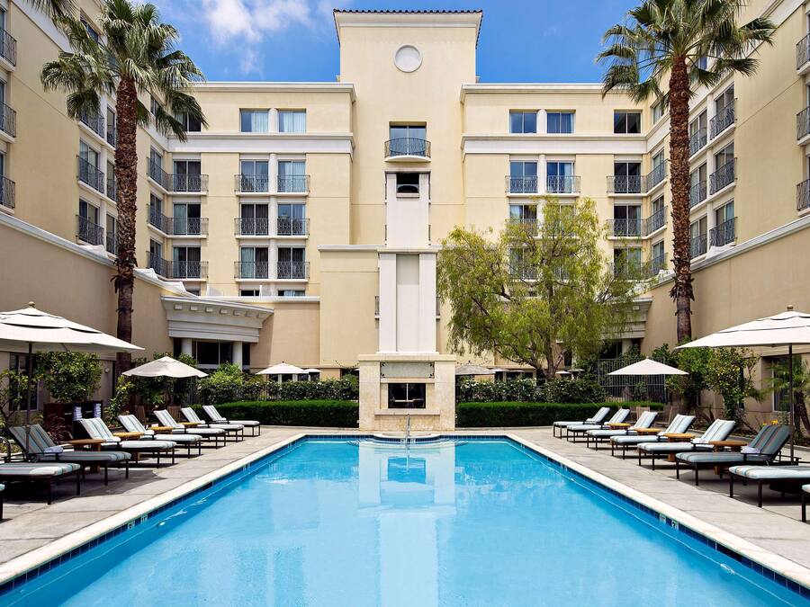 Utendørsbasseng, bassengparasoller og solsenger