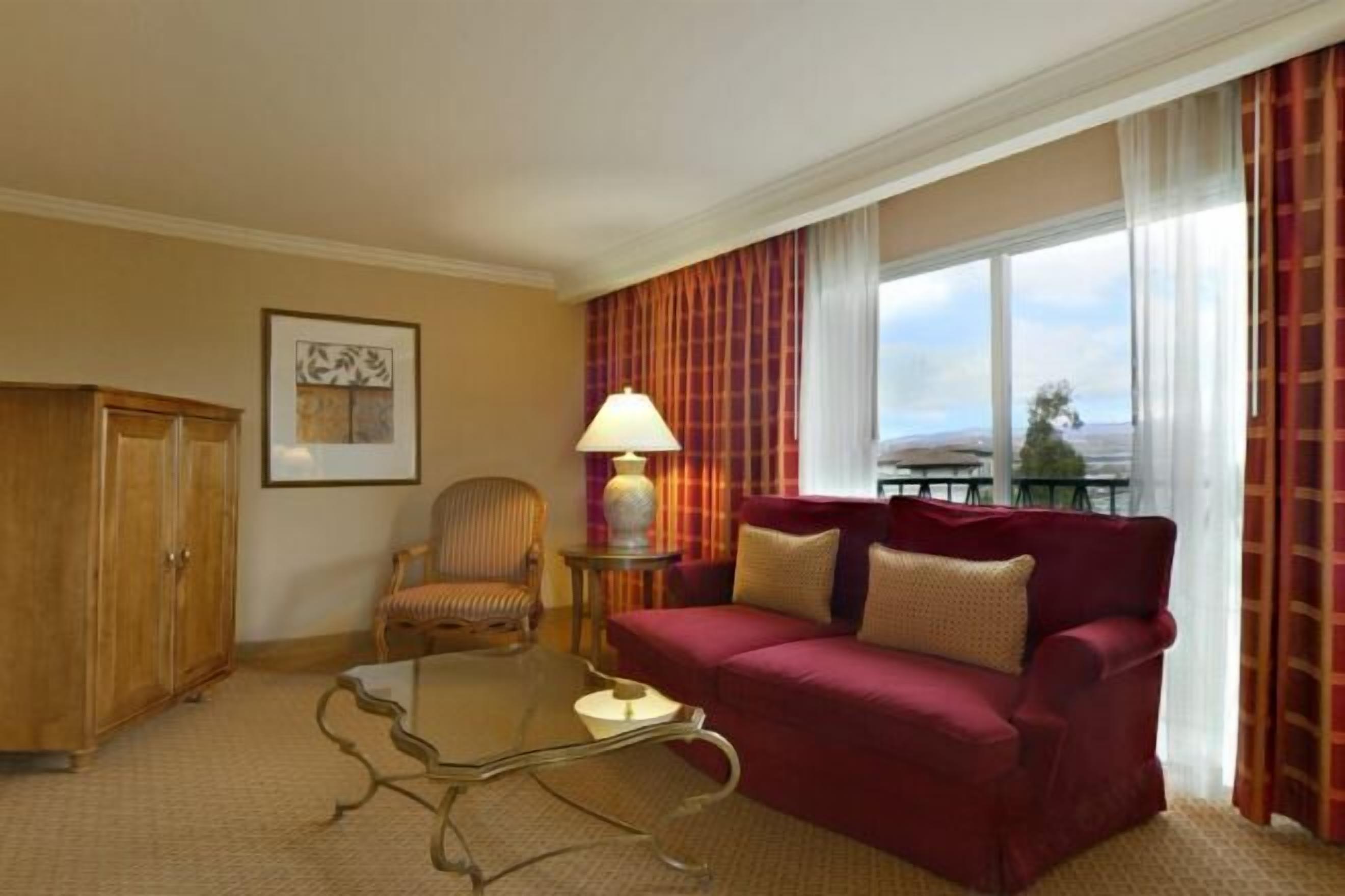 リビング エリア | 70 インチの薄型テレビ (ケーブル放送視聴可)、テレビ、有料ムービー