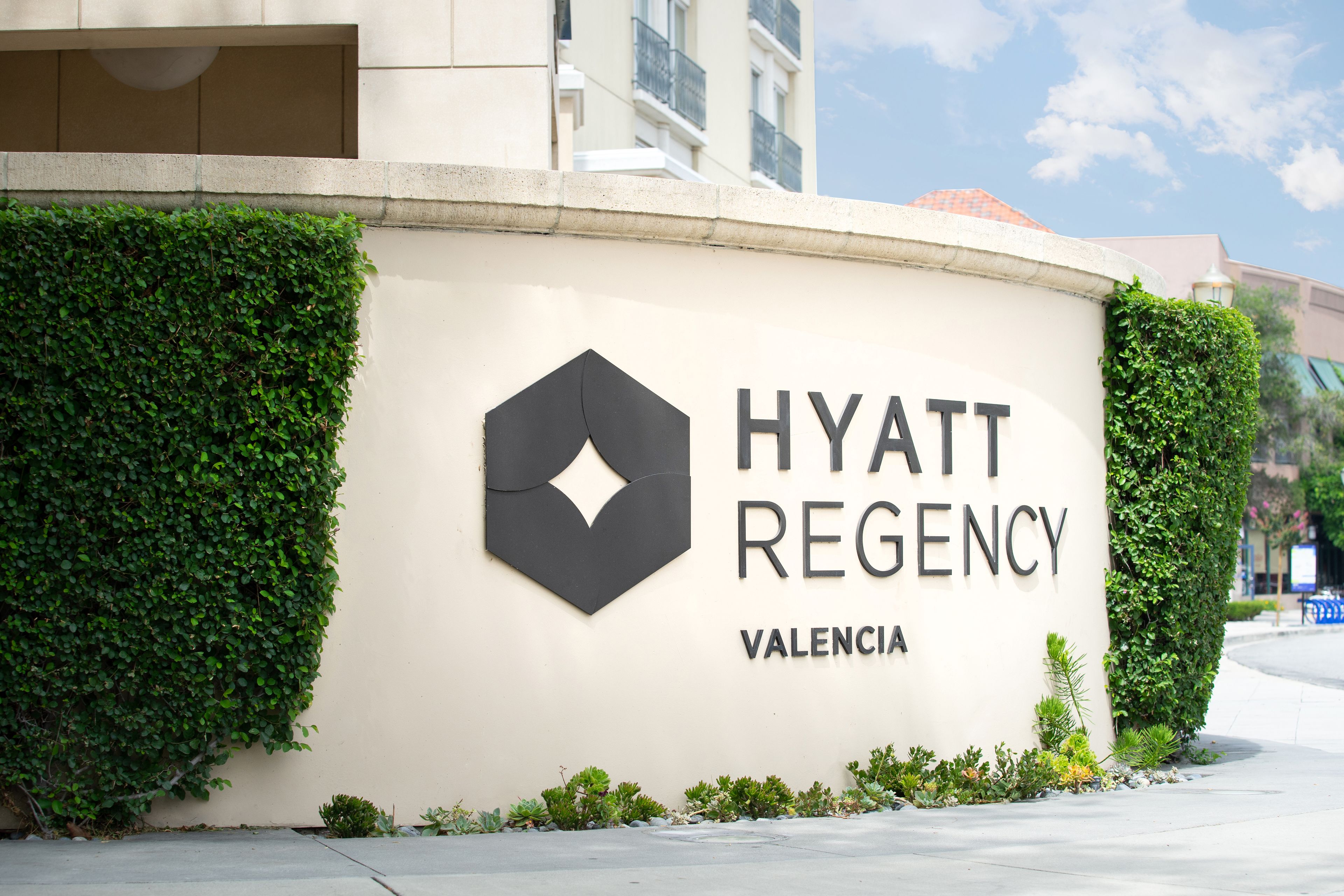 Eine Wand mit dem Text "HYATT REGENCY VALENCIA" und einem Logo.