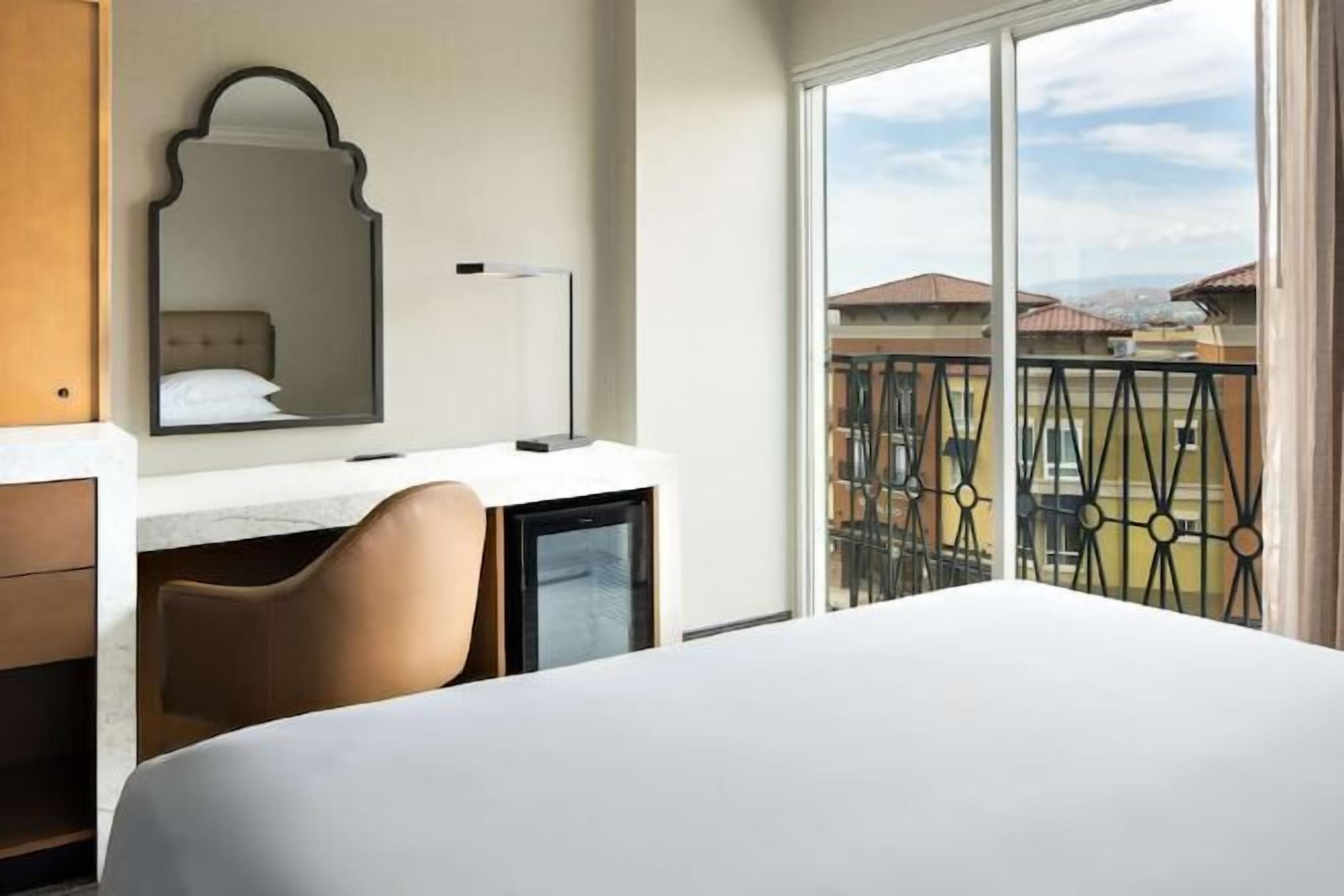 セーフティボックス (室内)、デスク、ノートパソコン用作業スペース、遮光カーテン