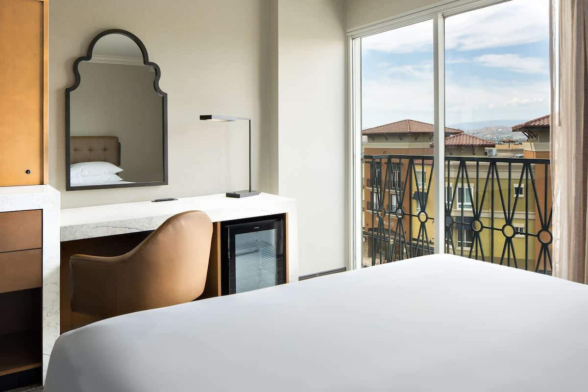 hypo-allergenic bedding, in-room safe, desk, laptop workspace