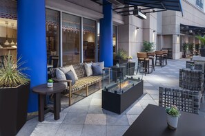 Phục vụ bữa sáng, bữa trưa, bữa tối, dùng bữa ngoài trời 