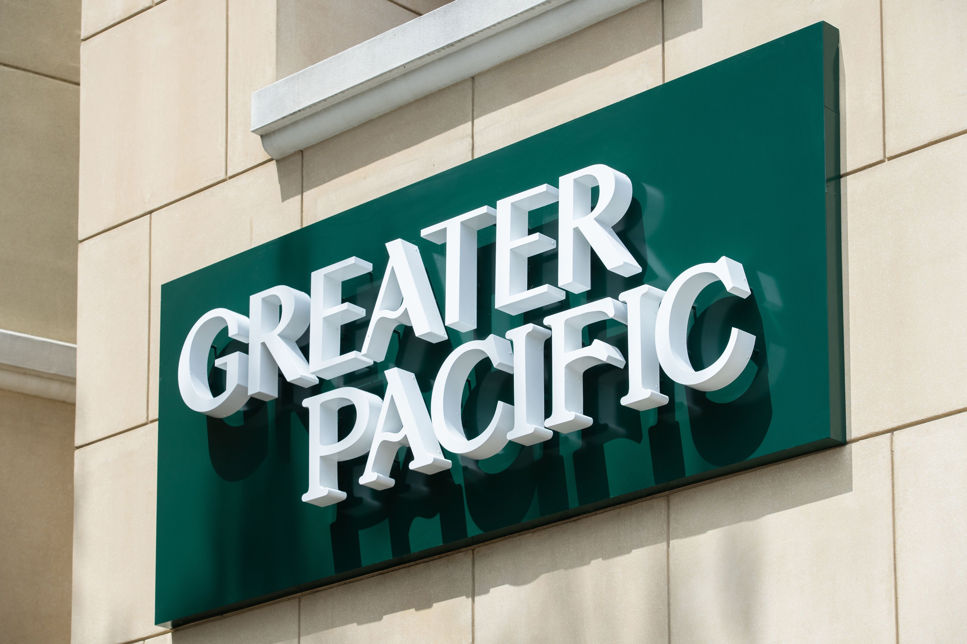 Un letrero con la inscripción 'GREATER PACIFIC' sobre un fondo verde.