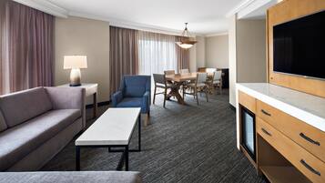 Suite (Panorama) | In-room safe, desk, laptop workspace, blackout drapes