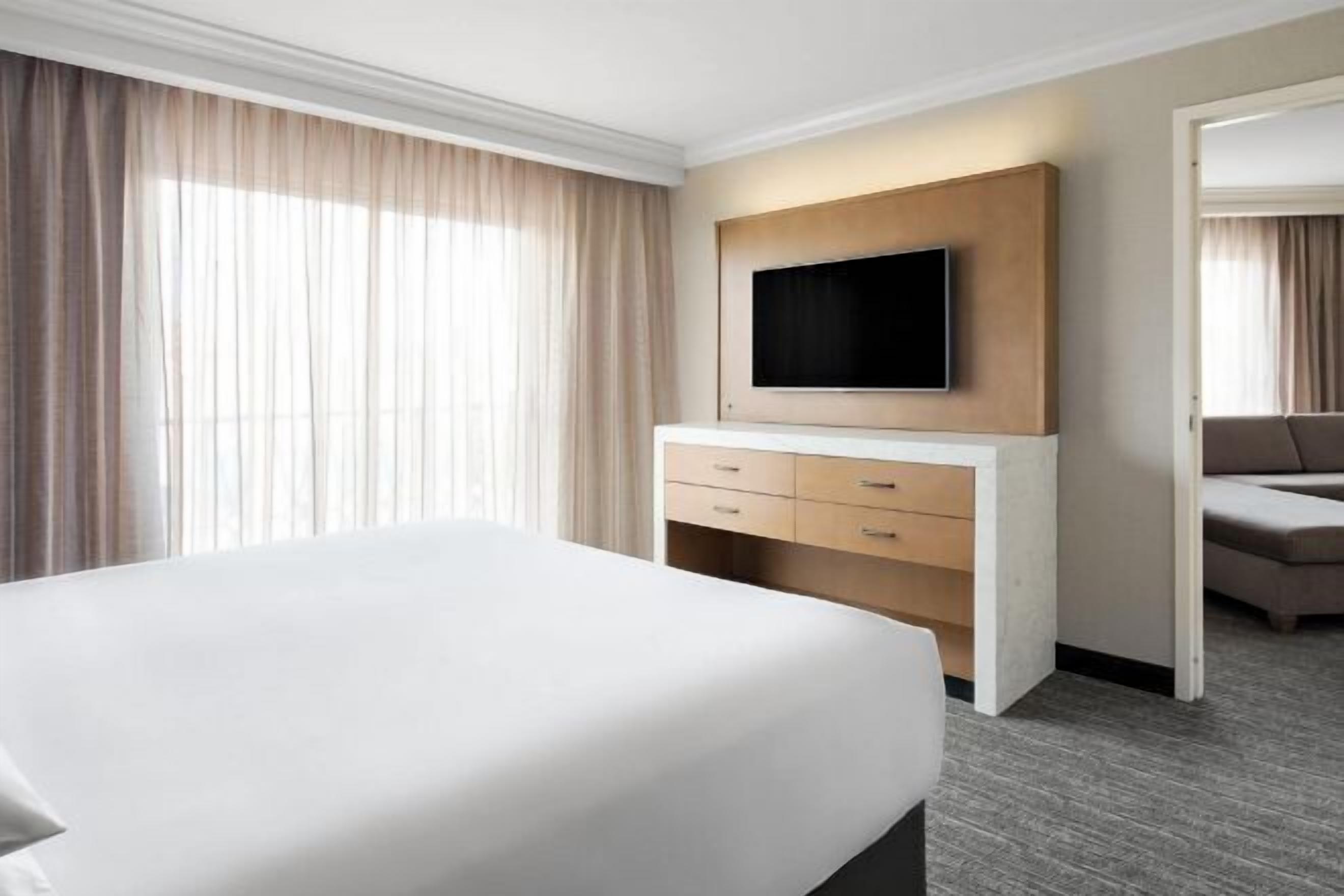 セーフティボックス (室内)、デスク、ノートパソコン用作業スペース、遮光カーテン