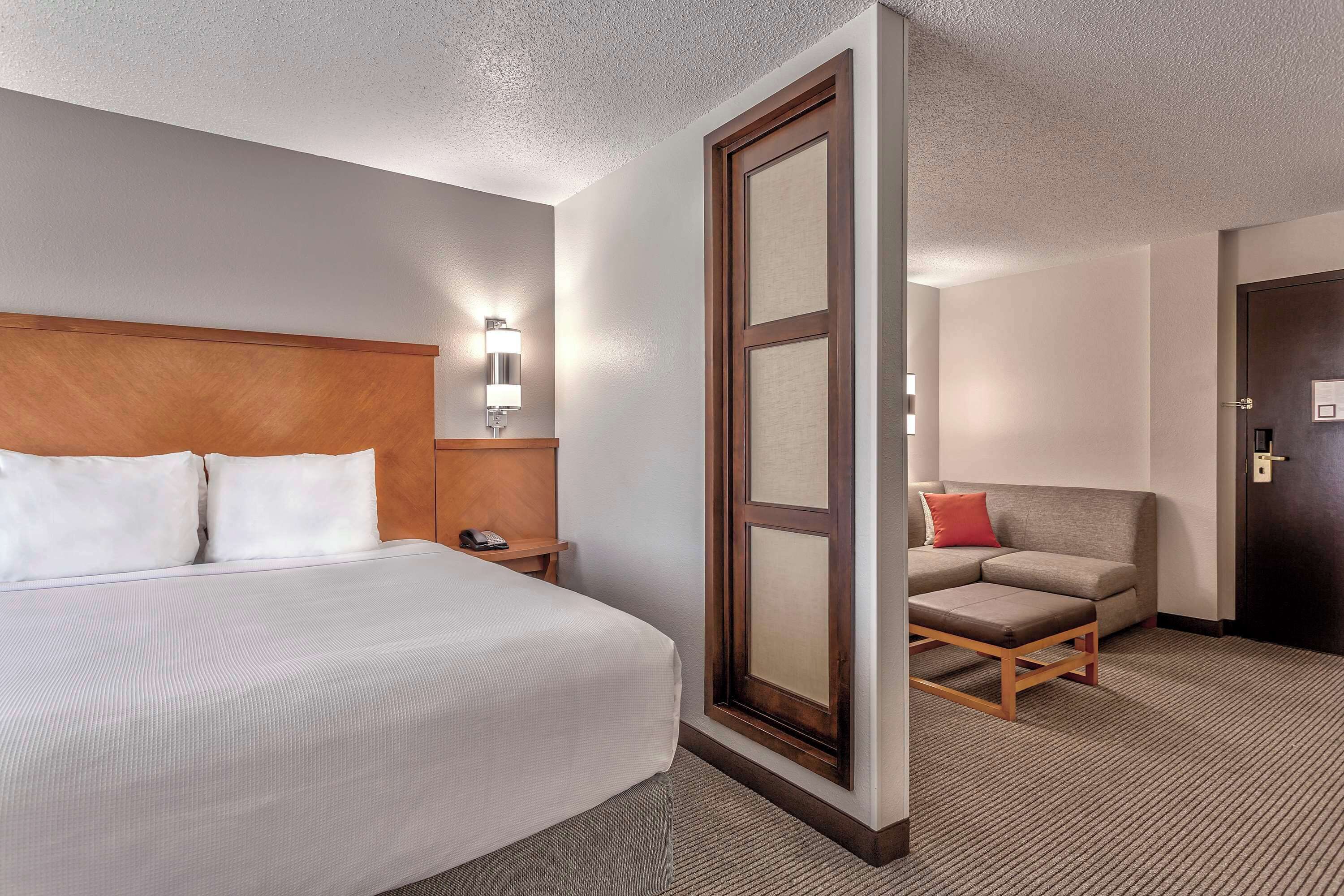 premium bedding, down duvets, in-room safe, desk