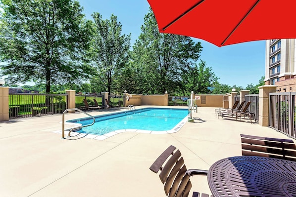Piscine extérieure en saison