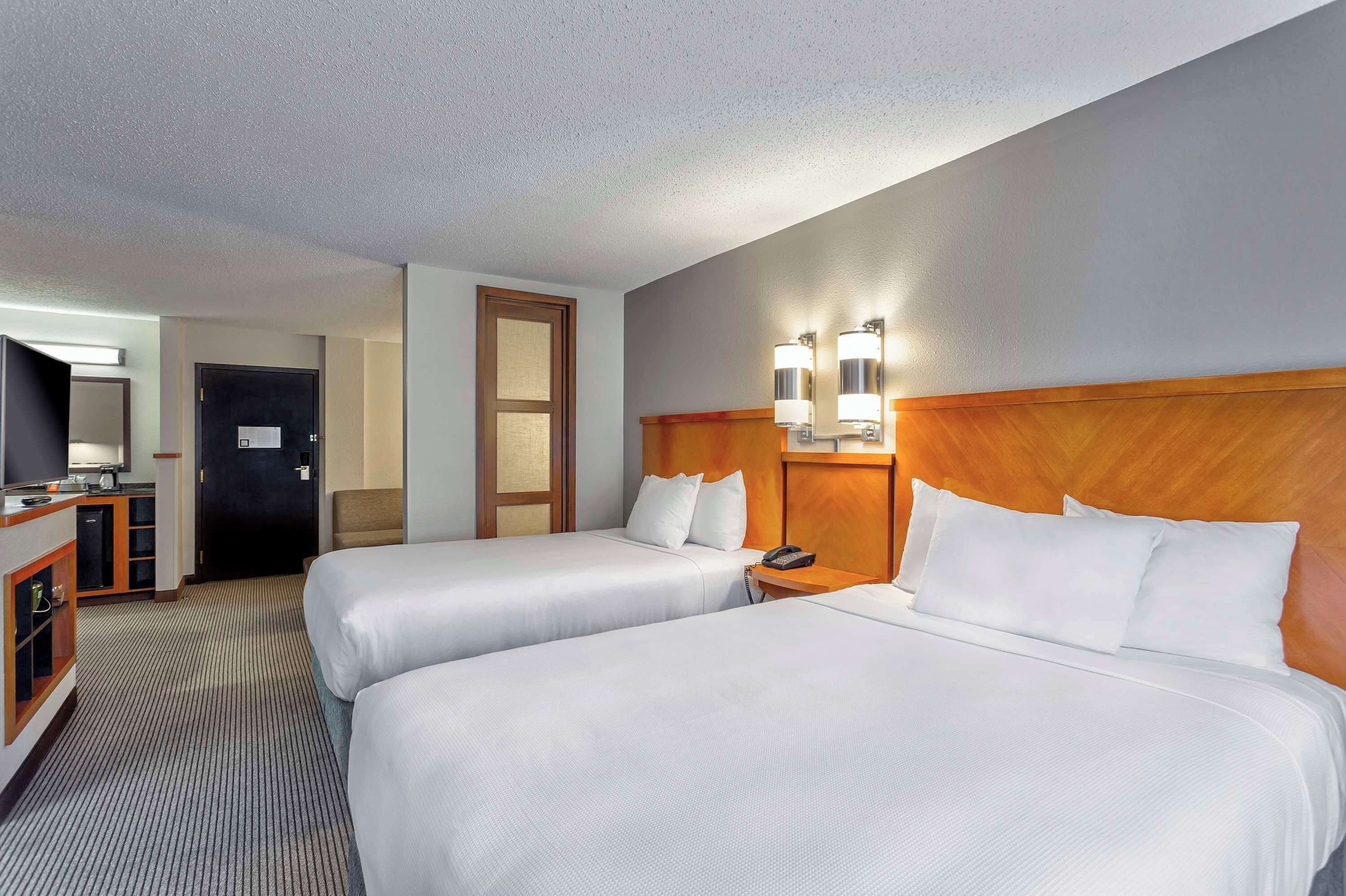 premium bedding, down duvets, in-room safe, desk