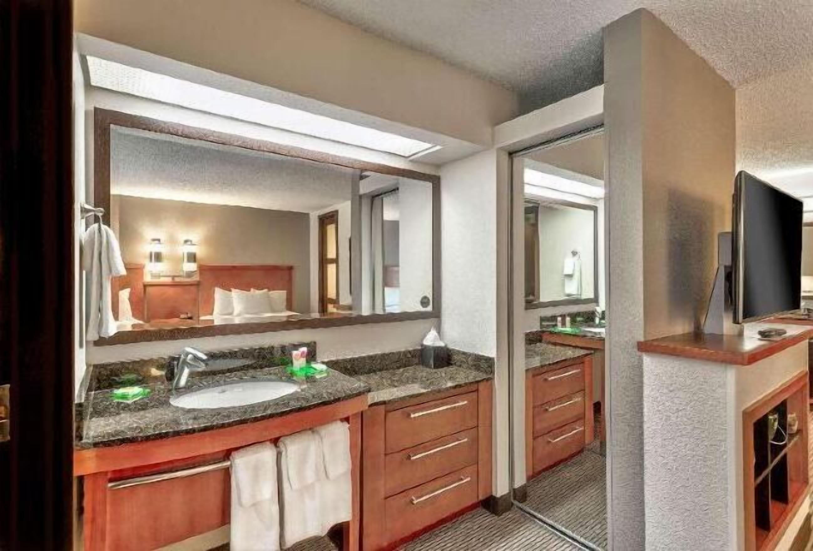 Articles de toilette de luxe, sèche-cheveux, serviettes fournies