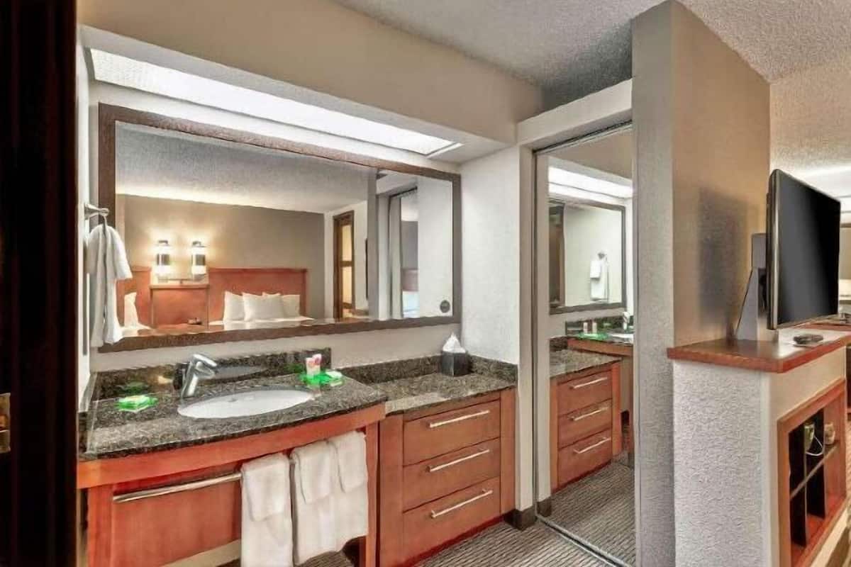 Articles de toilette de luxe, sèche-cheveux, serviettes fournies