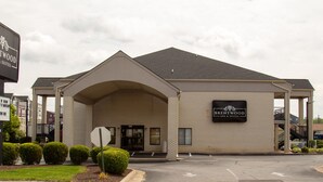 A brick building with a sign for Brentwood Inn & Suites. - Brentwood Inn & Suites (Glen Allen)