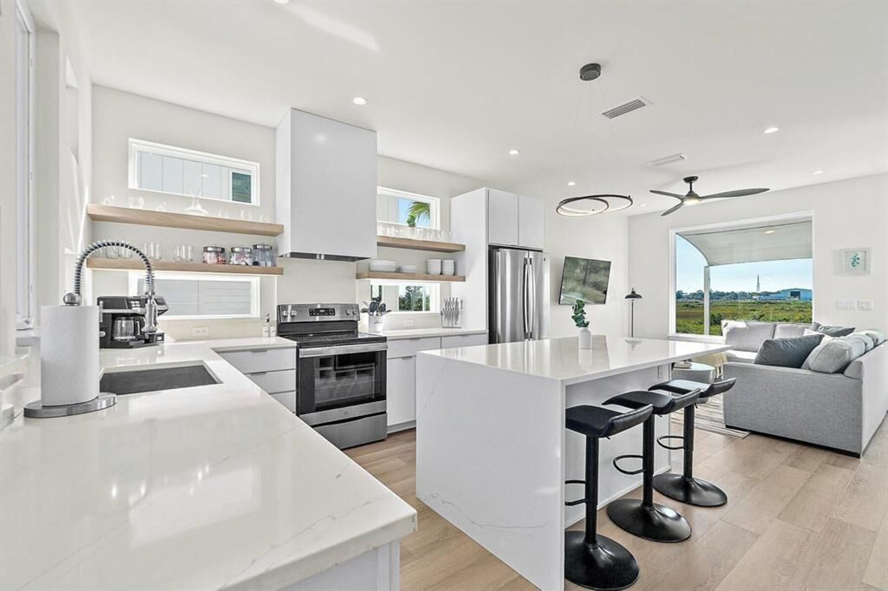 198 San Sebastian River House | Premium bedding, iron/ironing board, WiFi (free), individually decorated