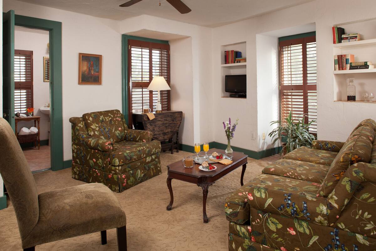 Premium bedding, iron/ironing board, WiFi (free), individually decorated