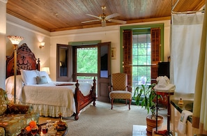 Balcony Room | Premium bedding, individually decorated, individually furnished - St Francis Inn (St. Augustine)