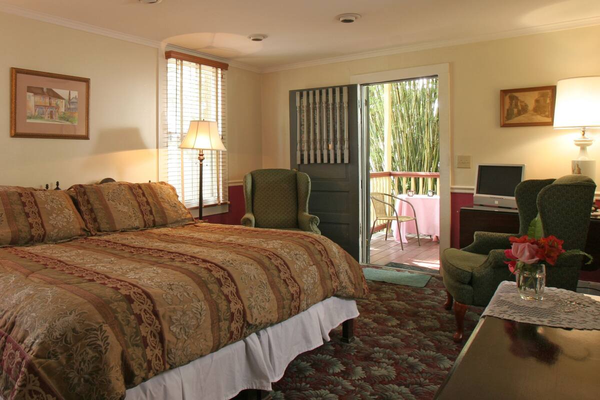 Margaret’s Room | Premium bedding, iron/ironing board, WiFi (free), individually decorated