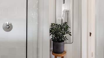 Chambre Deluxe, 1 très grand lit | Salle de bain | Douche, articles de toilette gratuits, sèche-cheveux