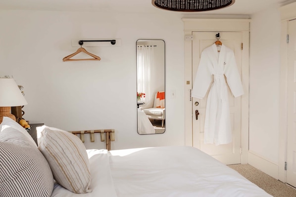 Kamar Klasik, 1 Tempat Tidur King | Seprai premium, minibar, didekorasi berbeda-beda, dan tirai kedap cahaya