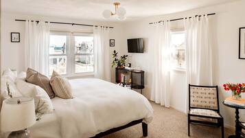 Chambre, 1 très grand lit | Literie de qualité, minibar, décor unique, rideaux d’obscurcissement