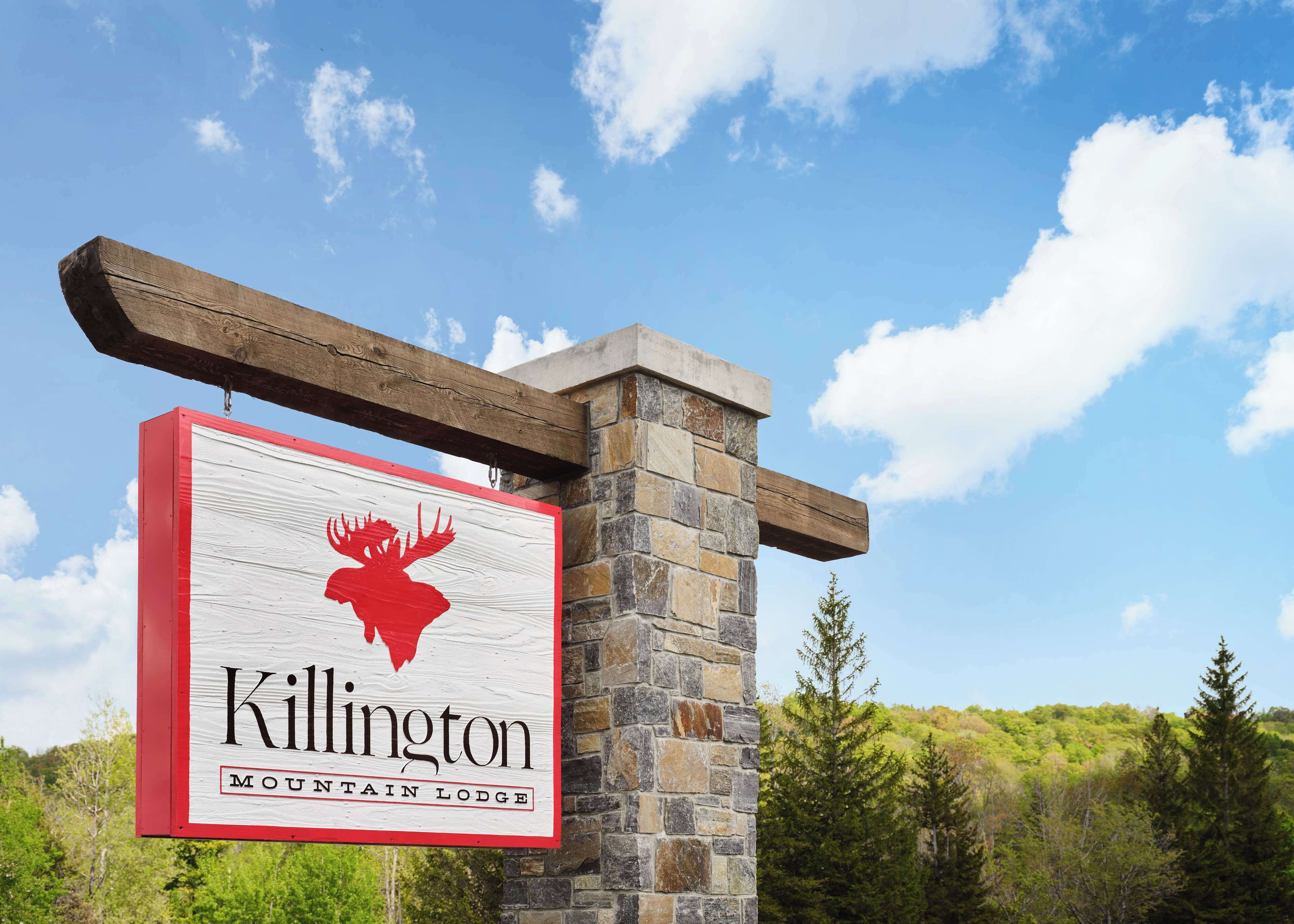 Letrero del Killington Mountain Lodge, con un logotipo de alce y un pilar de piedra.