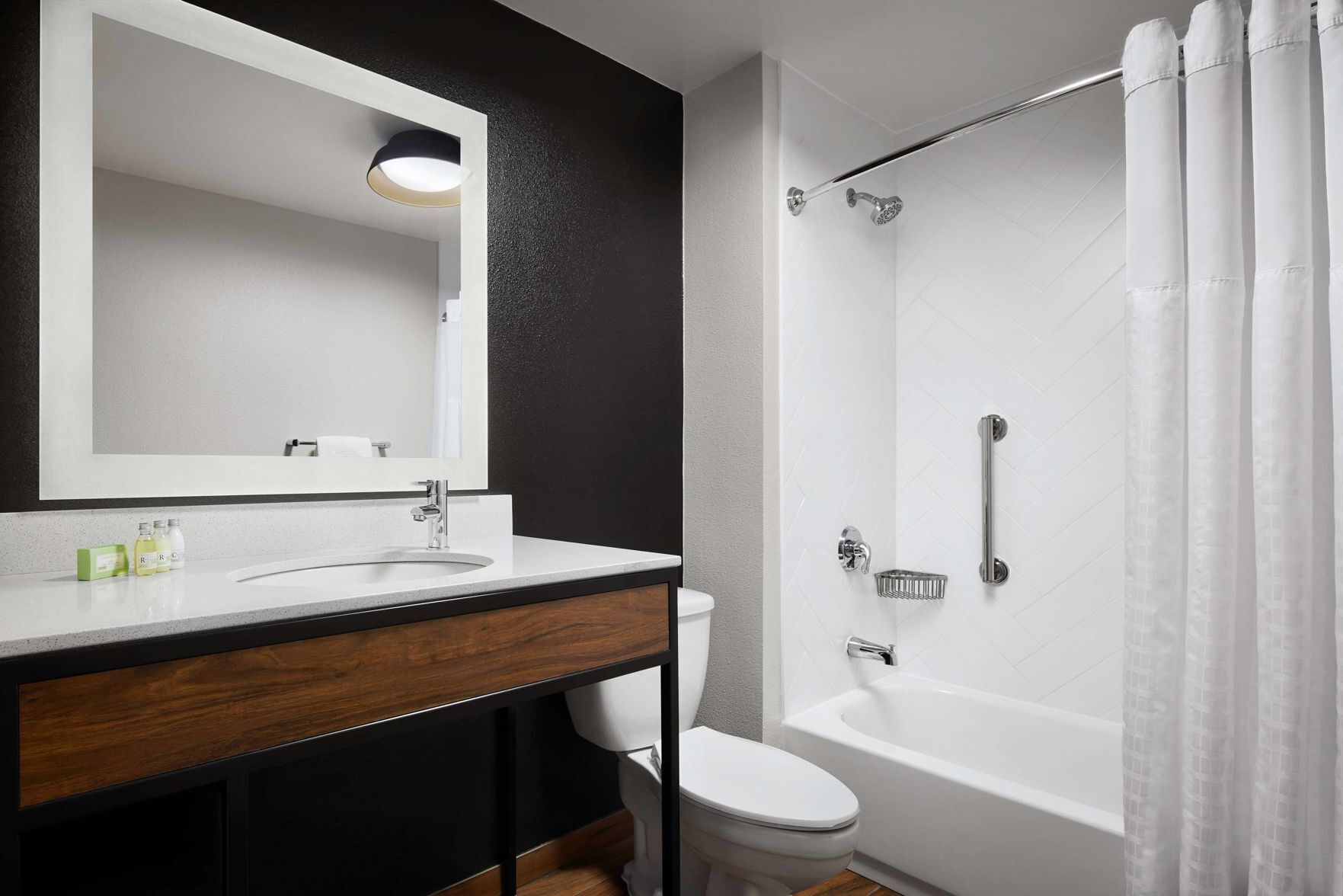 Bathroom | Combined shower/tub, free toiletries, hair dryer, towels