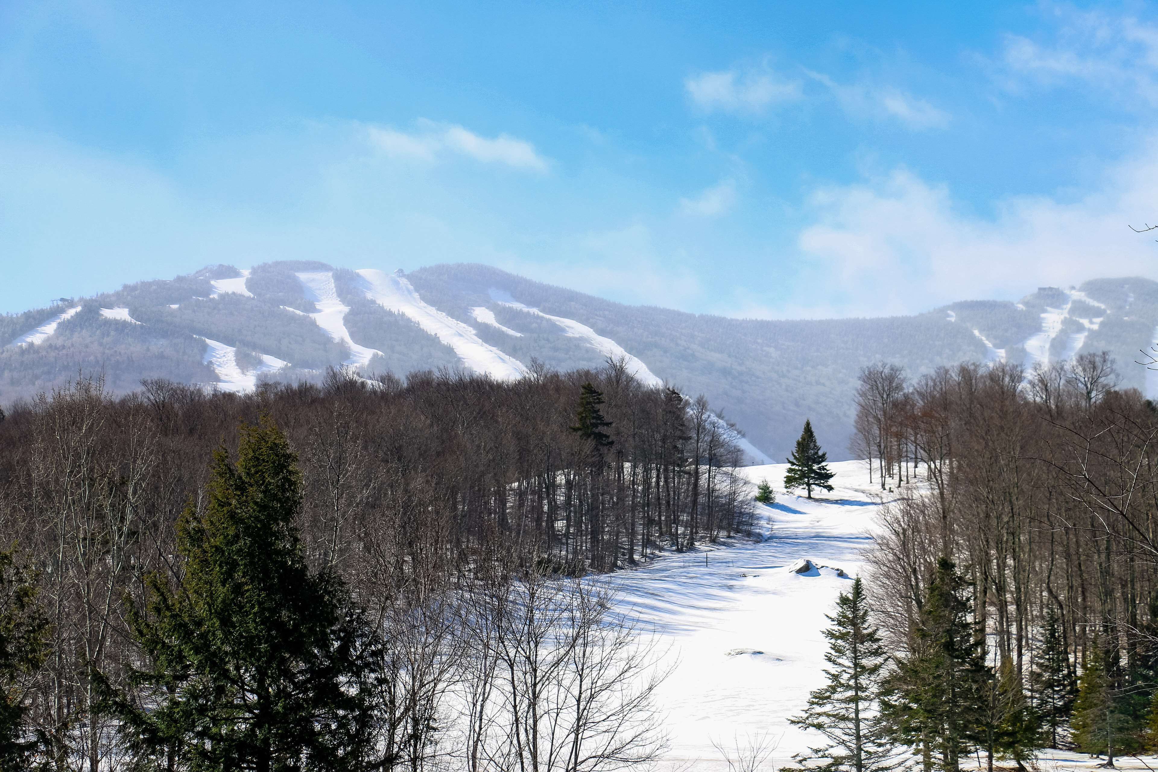 Eine verschneite Berglandschaft mit blauem Himmel.