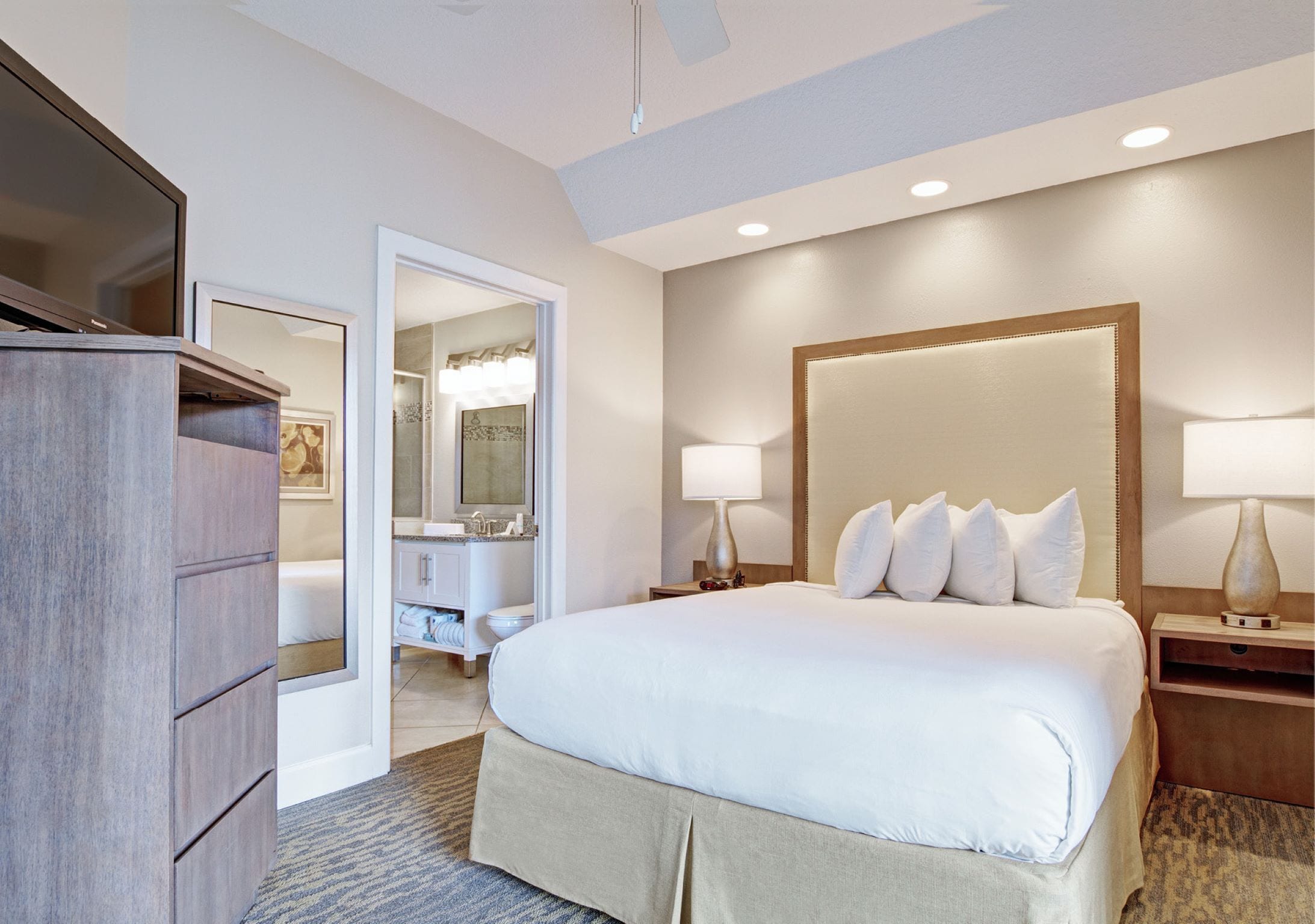 Cortinas opacas, tabla de planchar con plancha, wifi y ropa de cama
