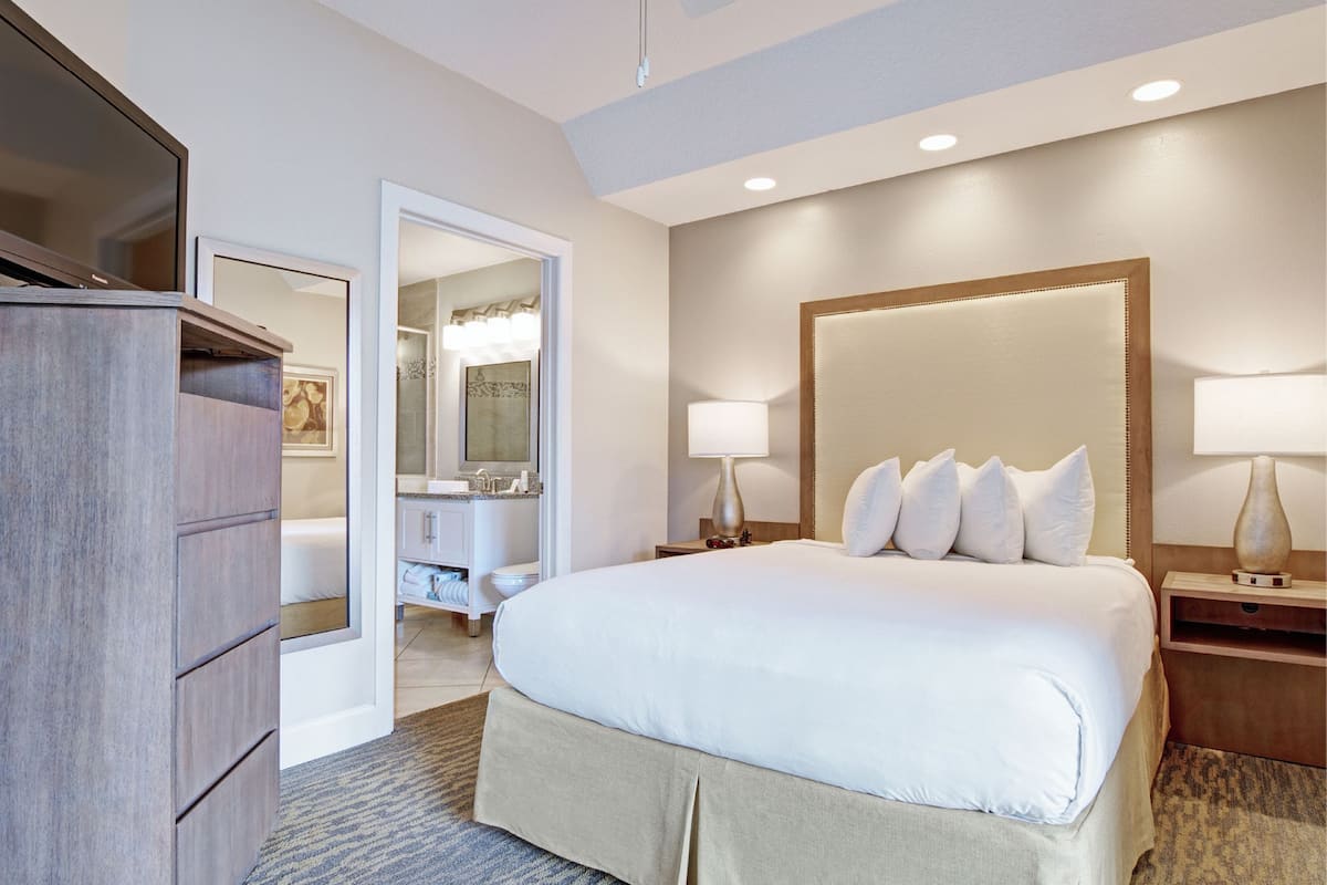 Cortinas blackout, tabla de planchar con plancha, wifi y ropa de cama 