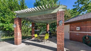 A patio area with a pergola, brick pillars, and outdoor seating. - Extended Stay America Suites Cleveland Westlake (Westlake)