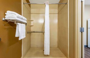 Studio, 1 Queen-Bett, barrierefrei, Nichtraucher | Badezimmer | Duschwanne, kostenlose Toilettenartikel, Haartrockner, Handtücher