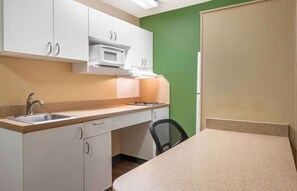 Studio Deluxe, 1 grand lit et 1 canapé-lit, non-fumeurs | Cuisine privée | Réfrigérateur, micro-ondes, plaque de cuisson, cafetière/bouilloire