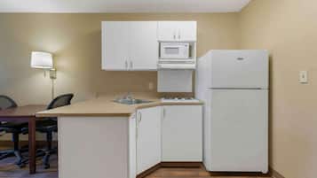 Studio, 2 Double Beds, Non Smoking | Private kitchen | Fridge, microwave, stovetop, coffee/tea maker