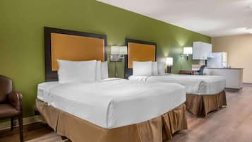 Escritorio, tabla de planchar con plancha, wifi gratis y ropa de cama