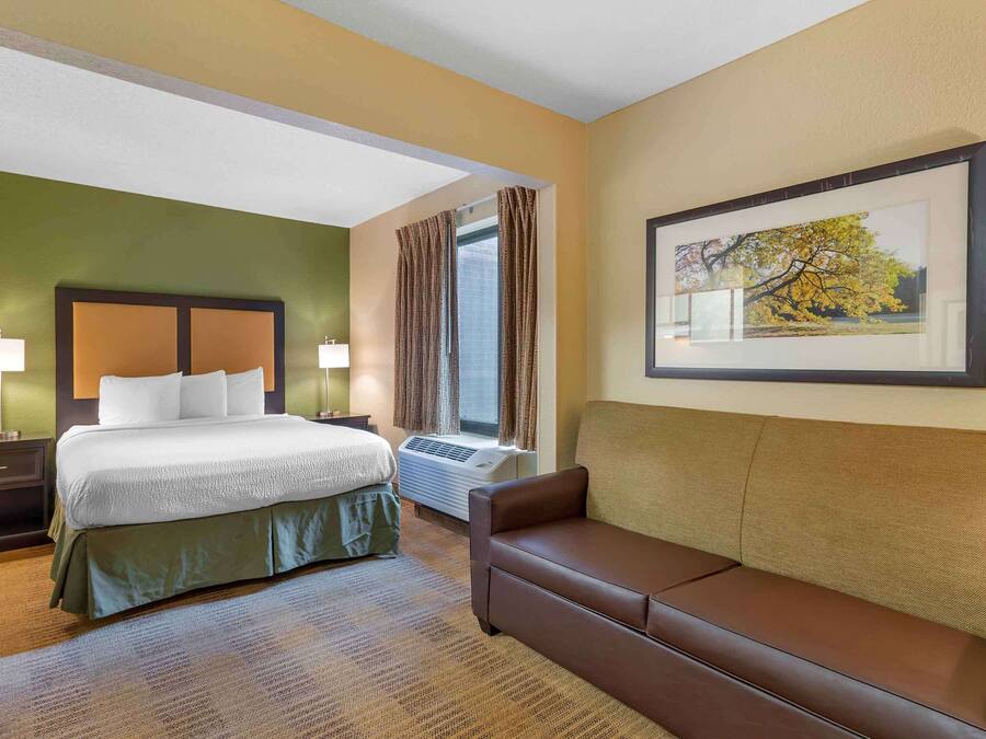 Deluxe Studio, 1 Queen Bed with Sofa bed, Non Smoking | Desk, free WiFi, bed sheets