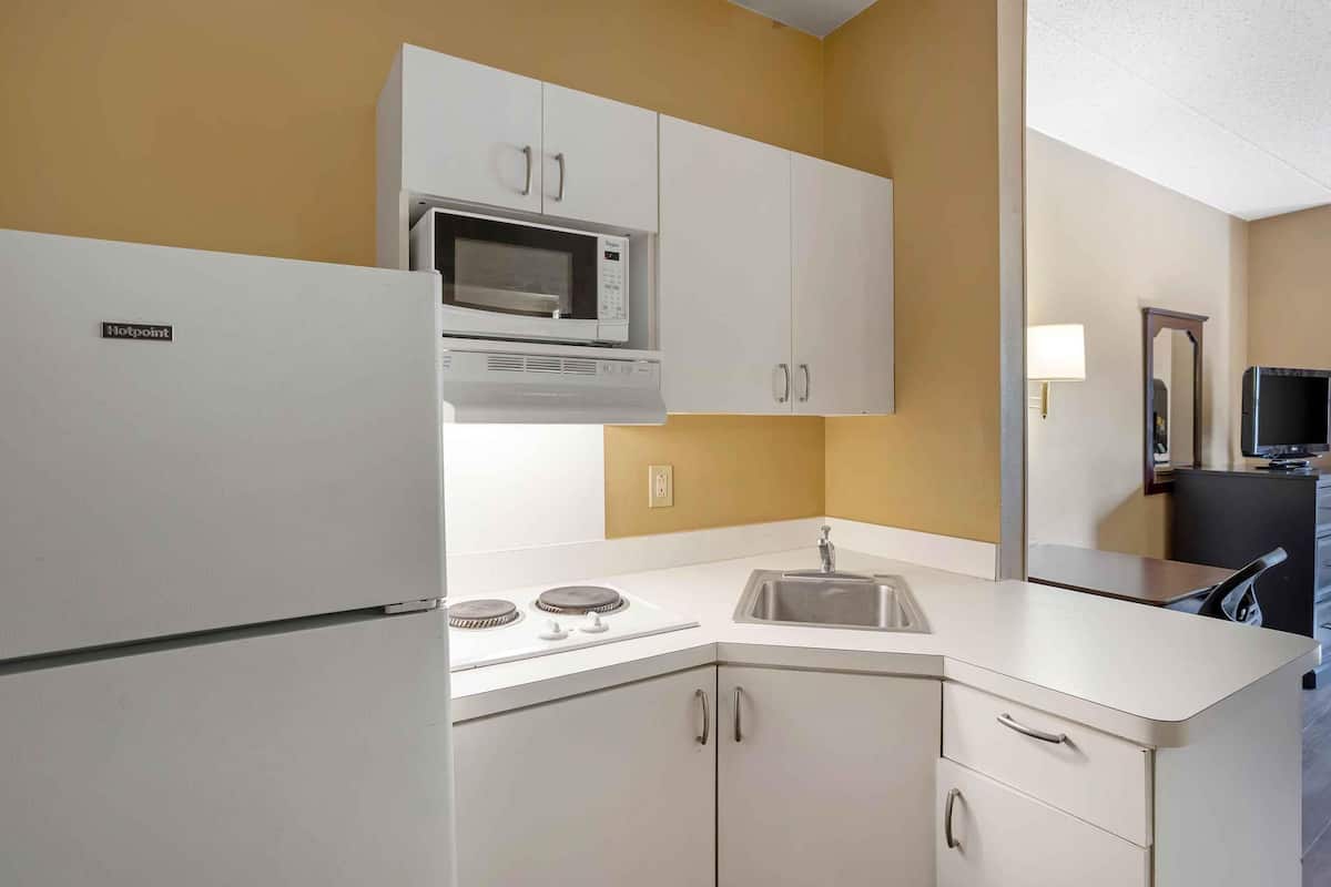 studio, 1 queen bed, non smoking | private kitchen | full-sized fridge, microwave, stovetop, coffee/tea maker