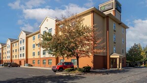 Een Staybridge Inn hotel met een modern design, met meerdere verdiepingen en een parkeerplaats.