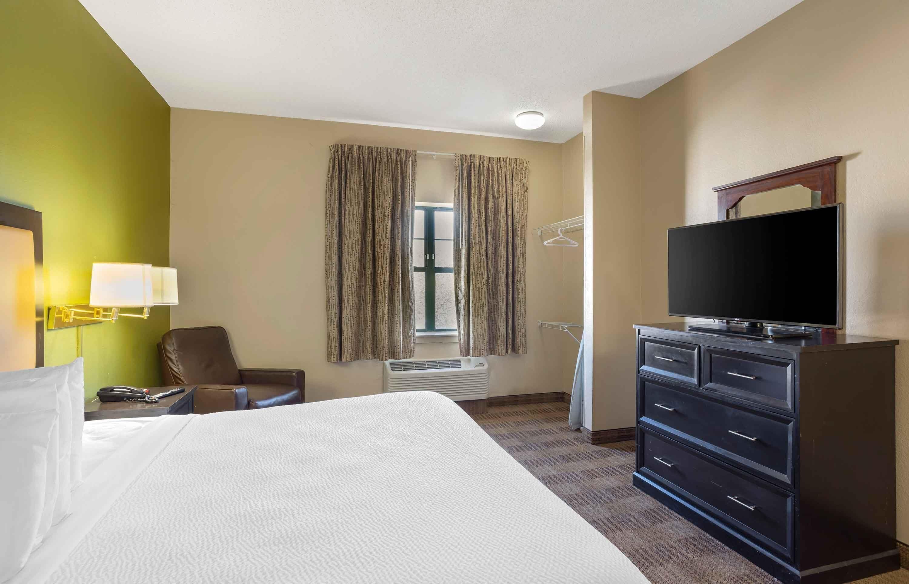 studio, 1 king bed, non smoking | desk, laptop workspace, blackout curtains, iron/ironing board