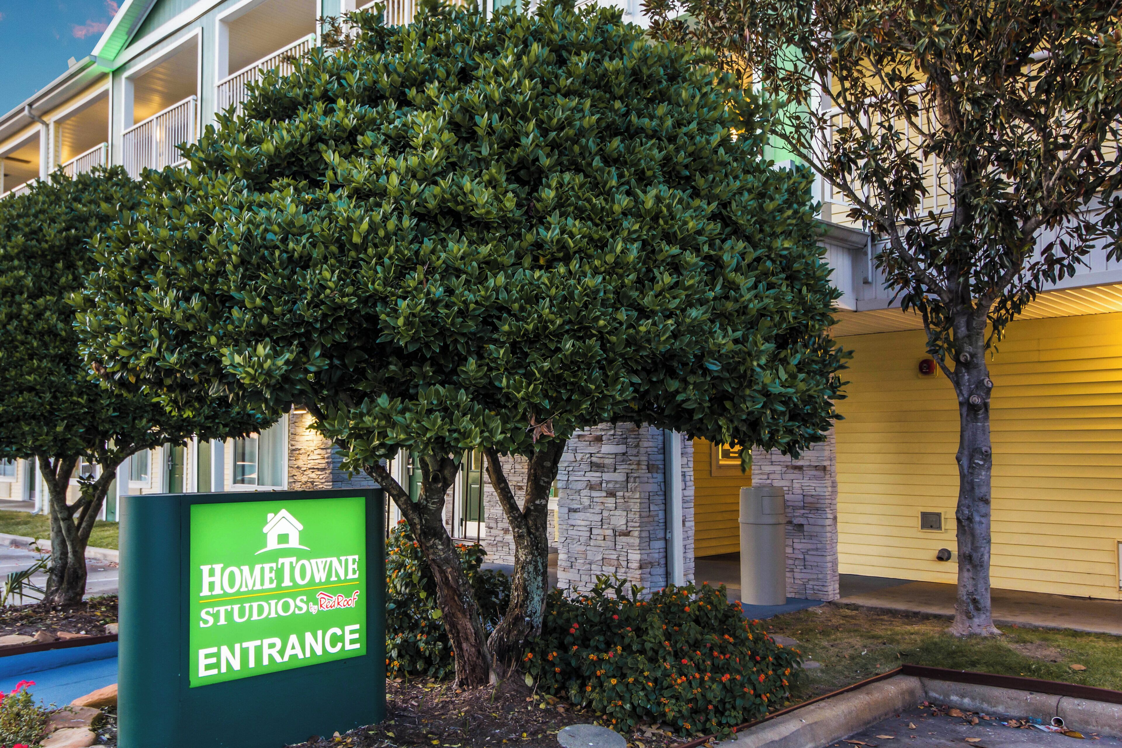 Photo - HomeTowne Studios by Red Roof Houston - West Oaks/ Energy Corridor