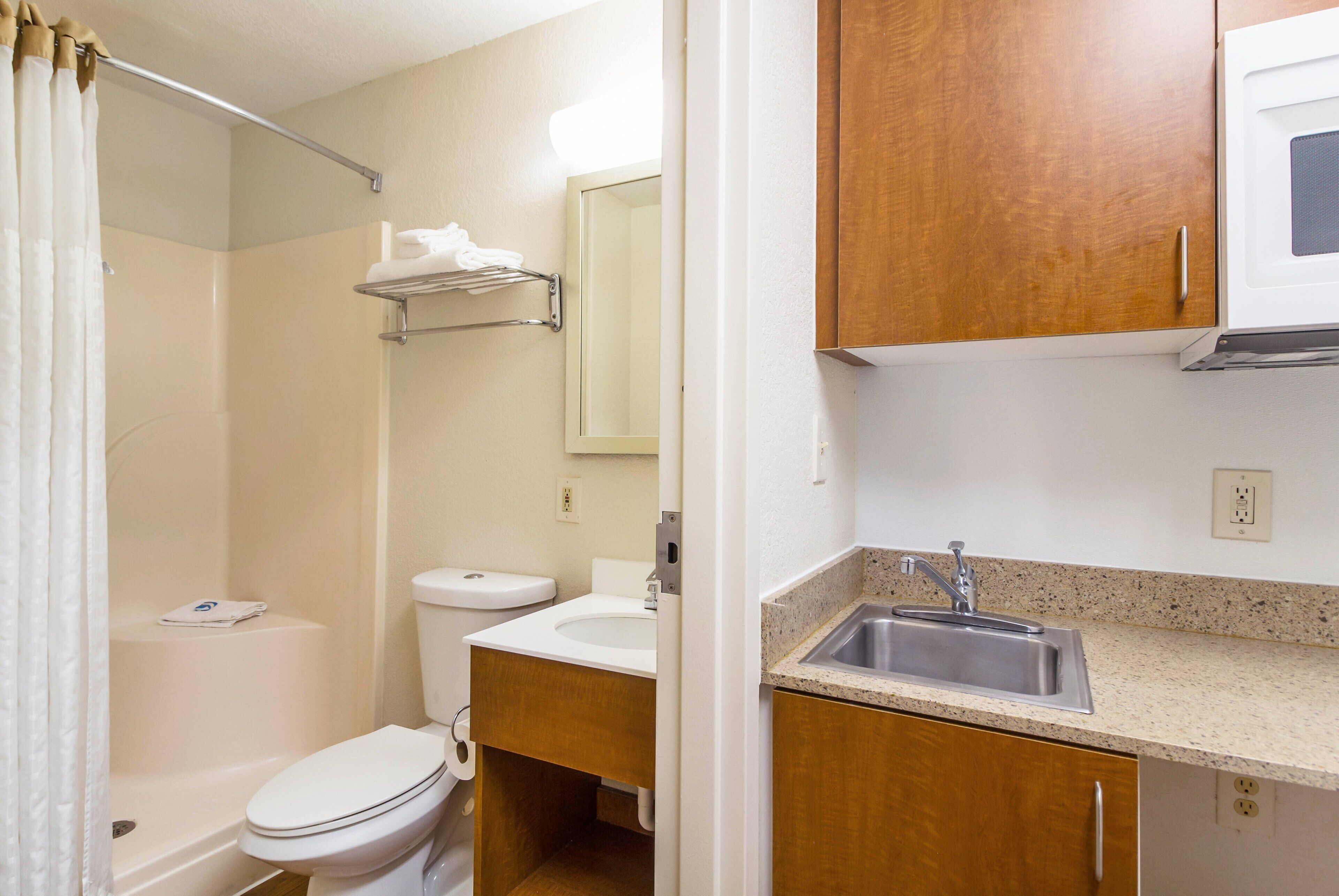 Photo - HomeTowne Studios by Red Roof Houston - West Oaks - Energy Corridor