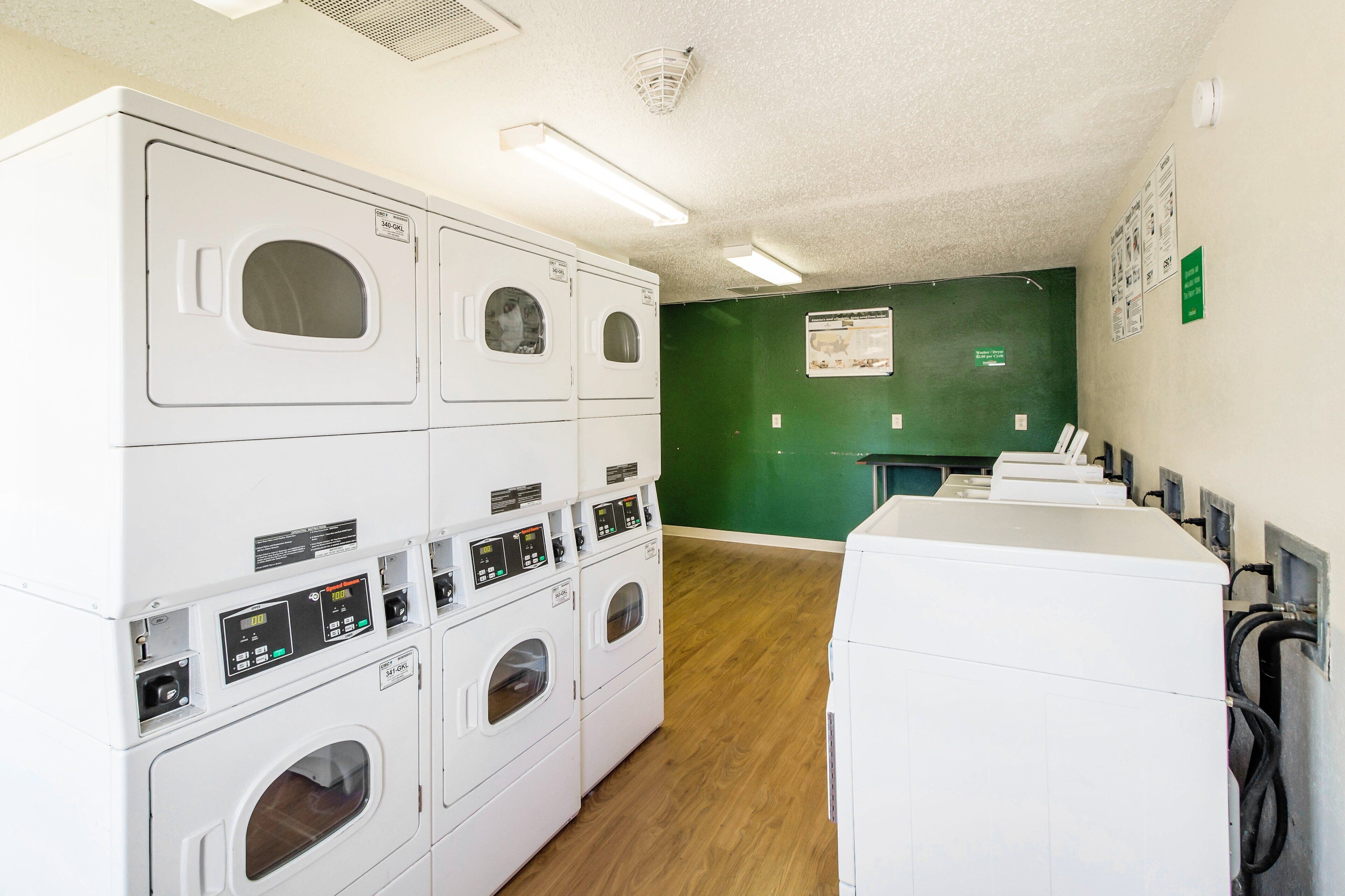 Photo - HomeTowne Studios by Red Roof Houston - West Oaks - Energy Corridor