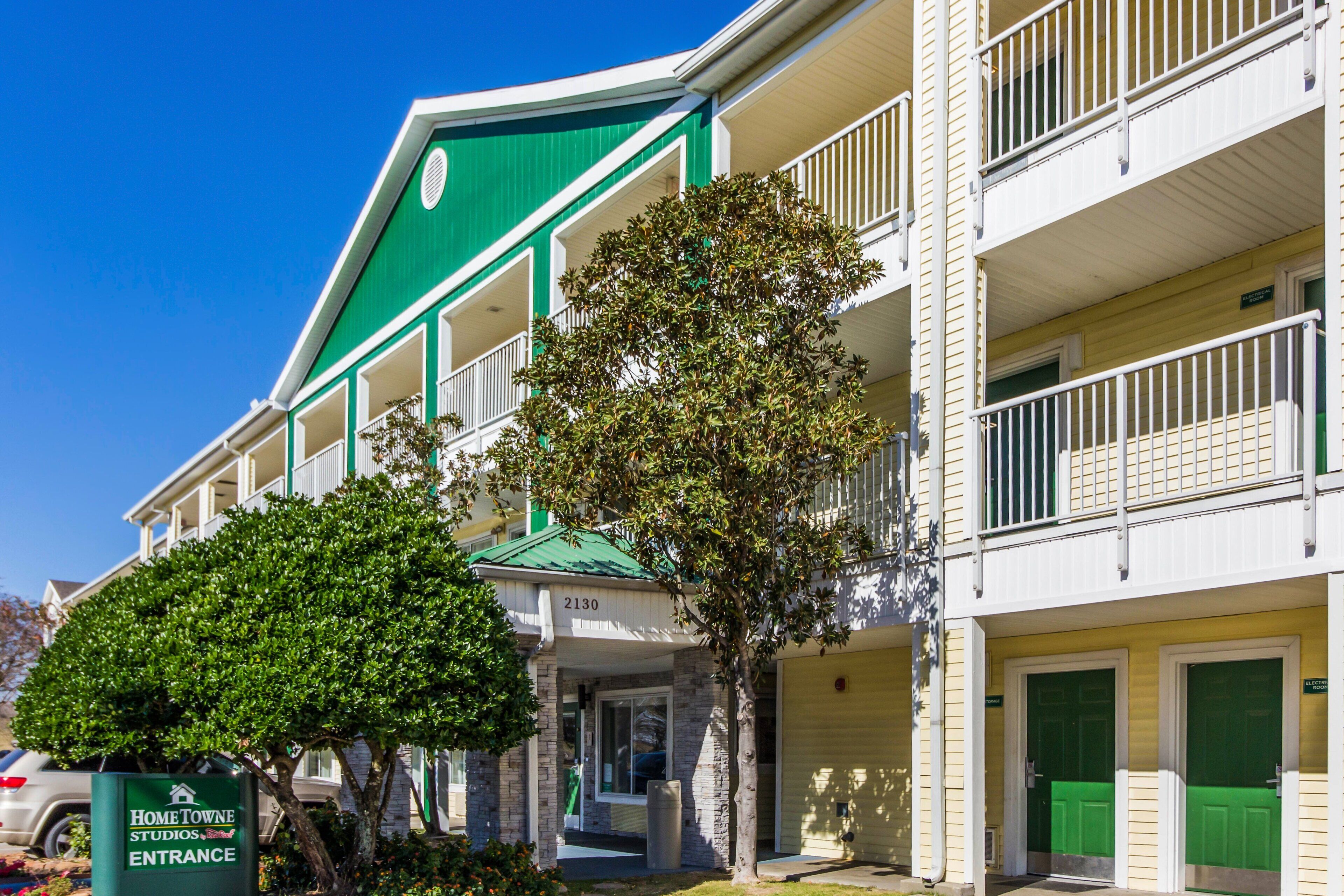 Photo - HomeTowne Studios by Red Roof Houston - West Oaks - Energy Corridor