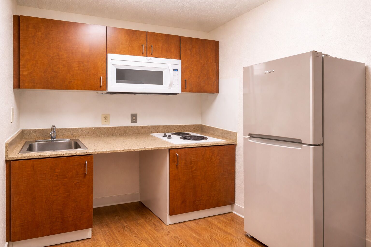 Lemari es, microwave, dan kompor