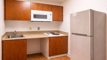 Lemari es, microwave, dan kompor