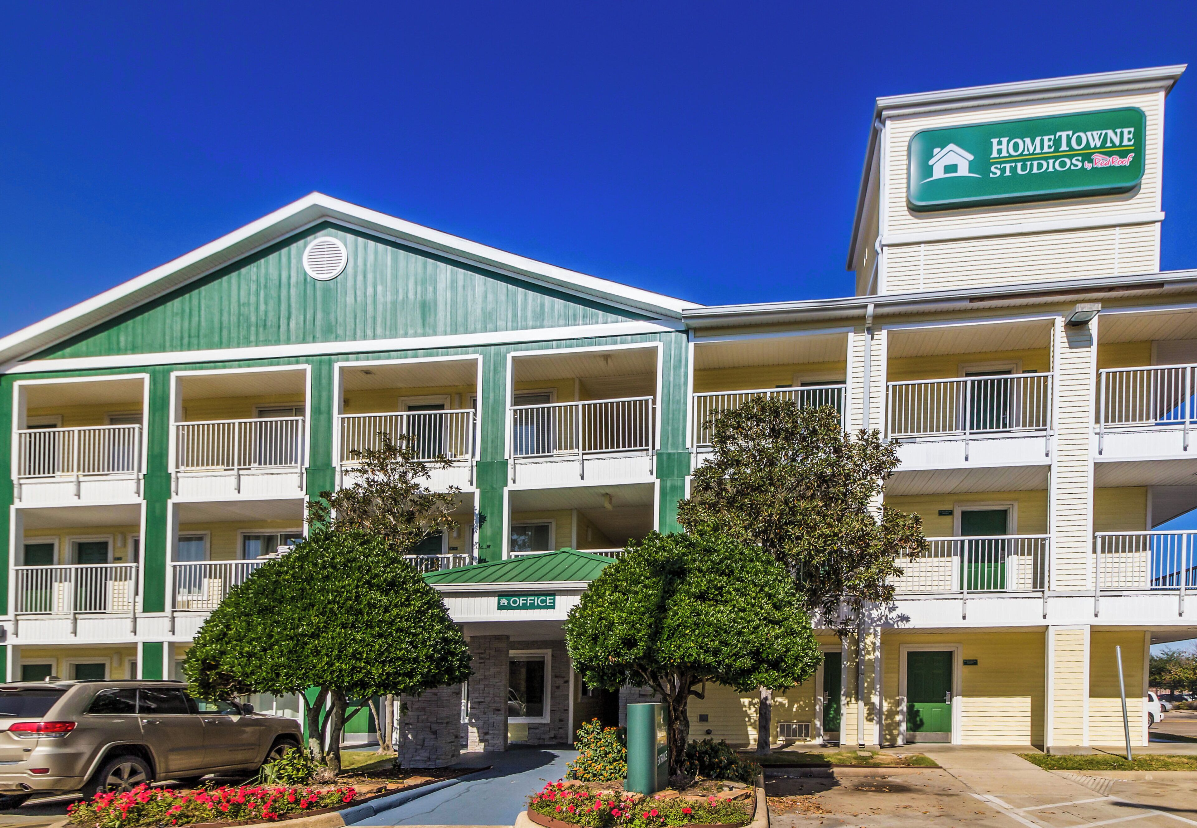 Photo - HomeTowne Studios by Red Roof Houston - West Oaks/ Energy Corridor