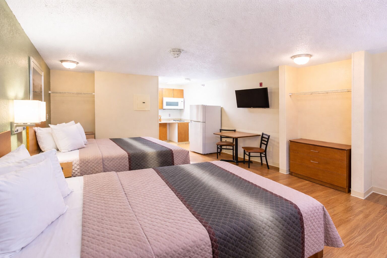 標準開放式客房, 2 張加大雙人床, 非吸煙房 | 免費無線上網、床單